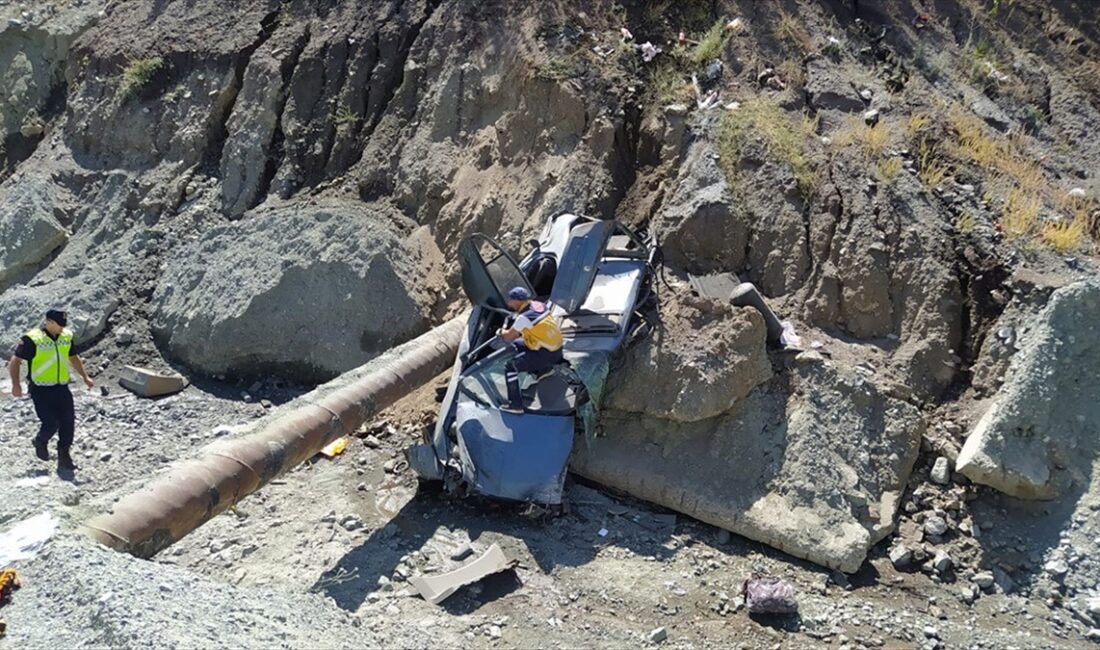 Malatya'nın Doğanşehir ilçesinde otomobilin dere yatağına devrilmesi sonucu 4 kişi
