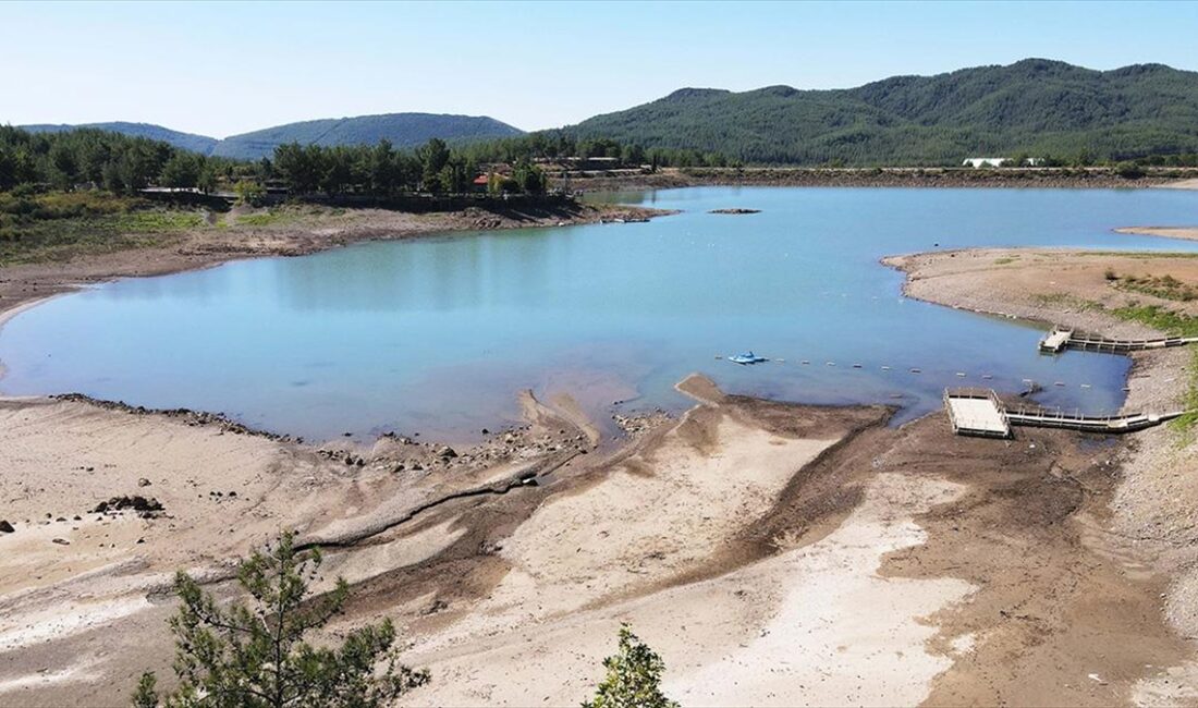 Muğla'nın Ula ilçesinde yağış azlığı nedeniyle Ula Göleti'nde sular kıyıdan