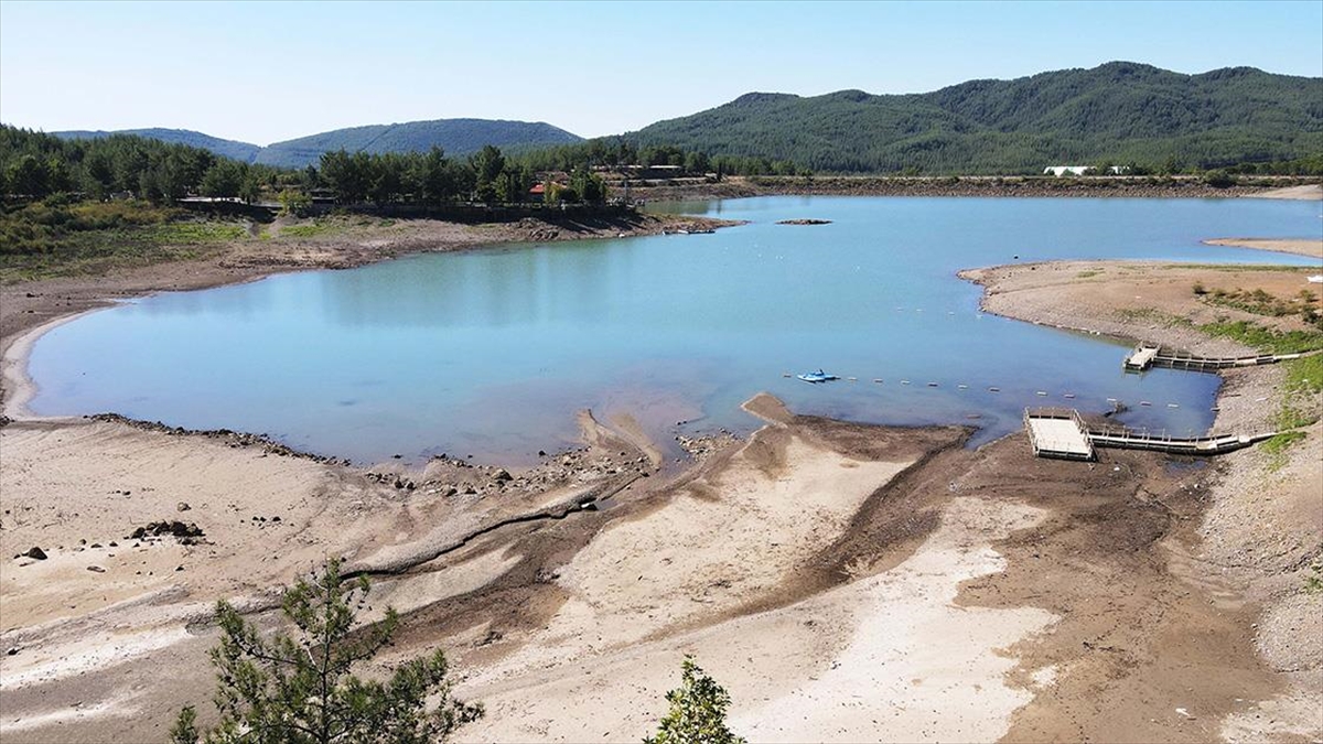 Muğla'nın Ula ilçesinde yağış azlığı nedeniyle Ula Göleti'nde sular kıyıdan