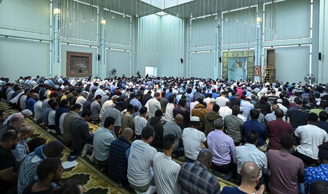 ABD’nin New York şehrinde cuma namazı için okunan ezan, hoparlörle