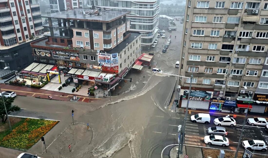 Kentte gece saatlerinde başlayan sabah saatlerinde ise şiddetini artıran sağanak
