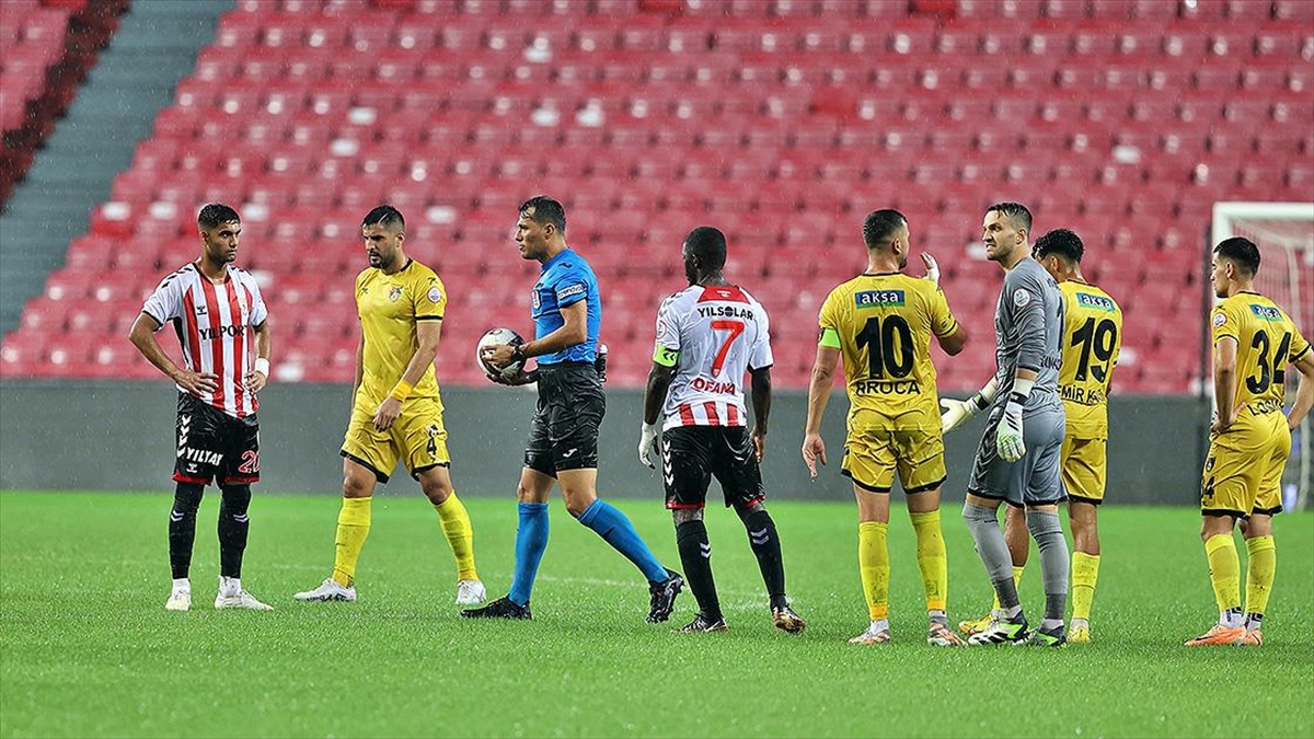 Türkiye Futbol Federasyonu (TFF), yoğun yağış nedeniyle 11. dakikada tatil
