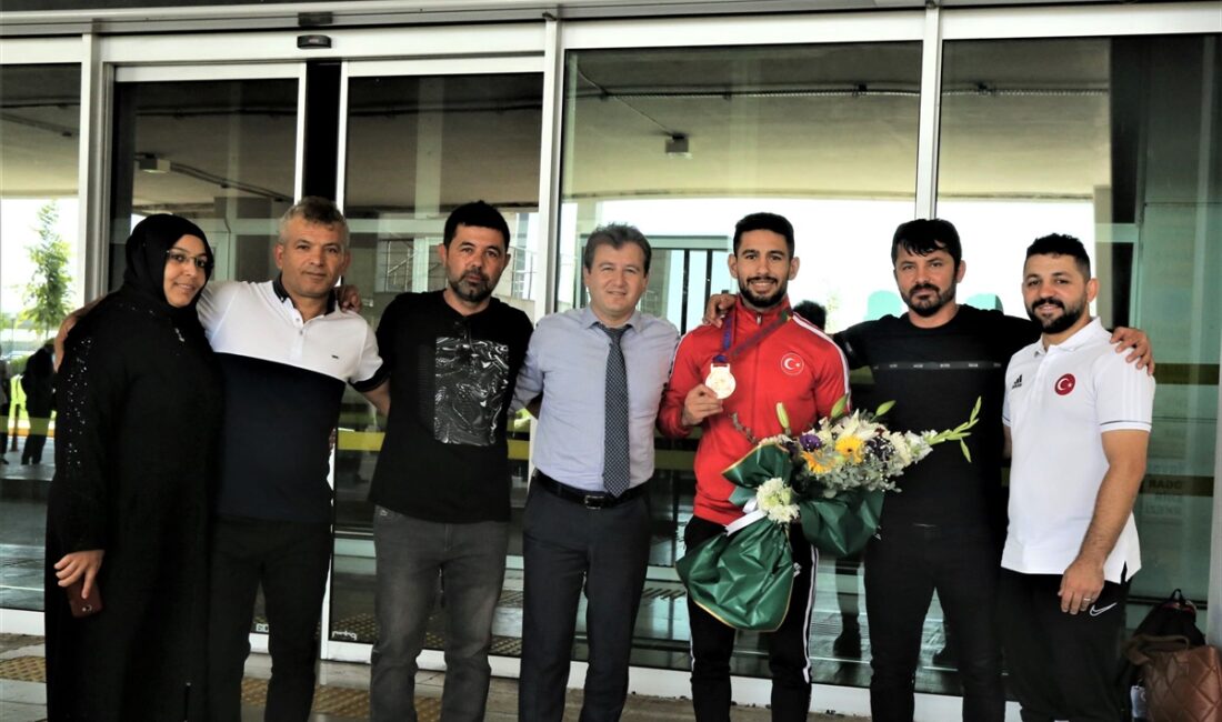 Torku Şeker Sporlu milli güreşçi Alihan Bayraktar yurda döndü İSTANBUL (AA) – Kırgızistan'da düzenlenen 7. İşitme Engelliler Dünya Güreş
