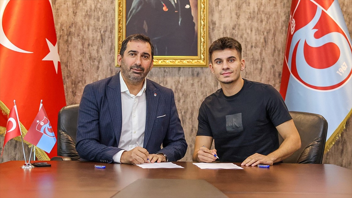 Trabzonspor Kulübü, altyapısından yetişen genç oyuncu Süleyman Cebeci ile 4