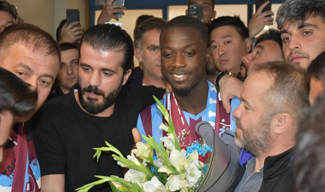 Trabzonspor'un anlaşma sağladığı Fildişi Sahilli futbolcu Nicolas Pepe, Trabzon'a geldi.
