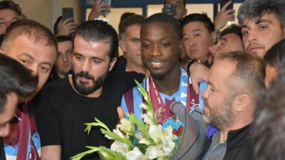 Trabzonspor'un anlaşma sağladığı Fildişi Sahilli futbolcu Nicolas Pepe, Trabzon'a geldi.