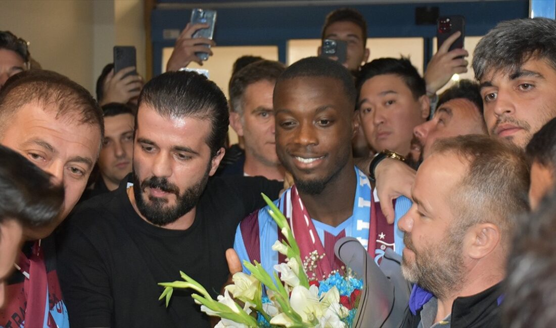 Trendyol Süper Lig ekiplerinden Trabzonspor'un yeni transferi Nicolas Pepe, bordo-mavili