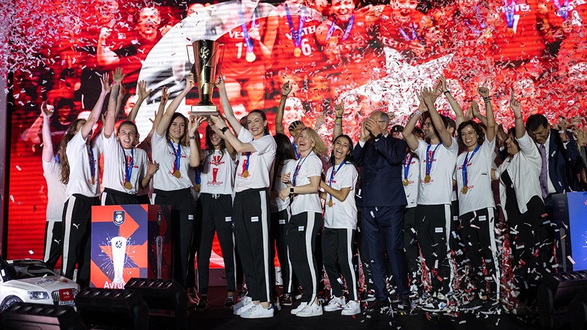 Türk voleybolunun efsanelerinden Esra Gümüş Kırıcı, Arzu Göllü, Özlem Özçelik