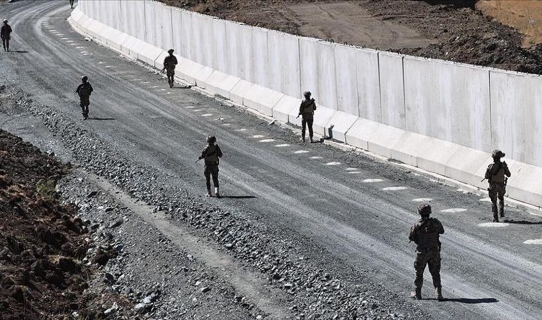 VAN (AA) – Ülkelerinde yaşadıkları sıkıntılardan kaçarak yasa dışı yollarla