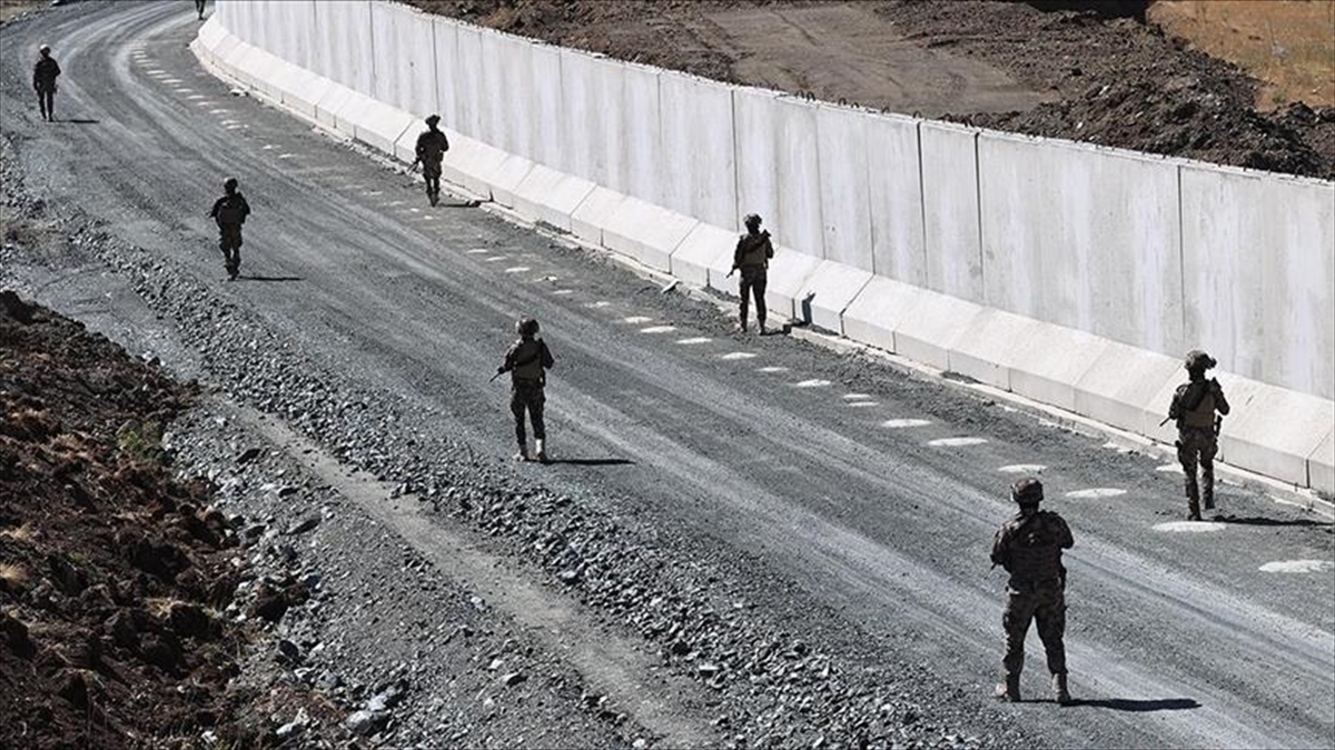 VAN (AA) – Ülkelerinde yaşadıkları sıkıntılardan kaçarak yasa dışı yollarla
