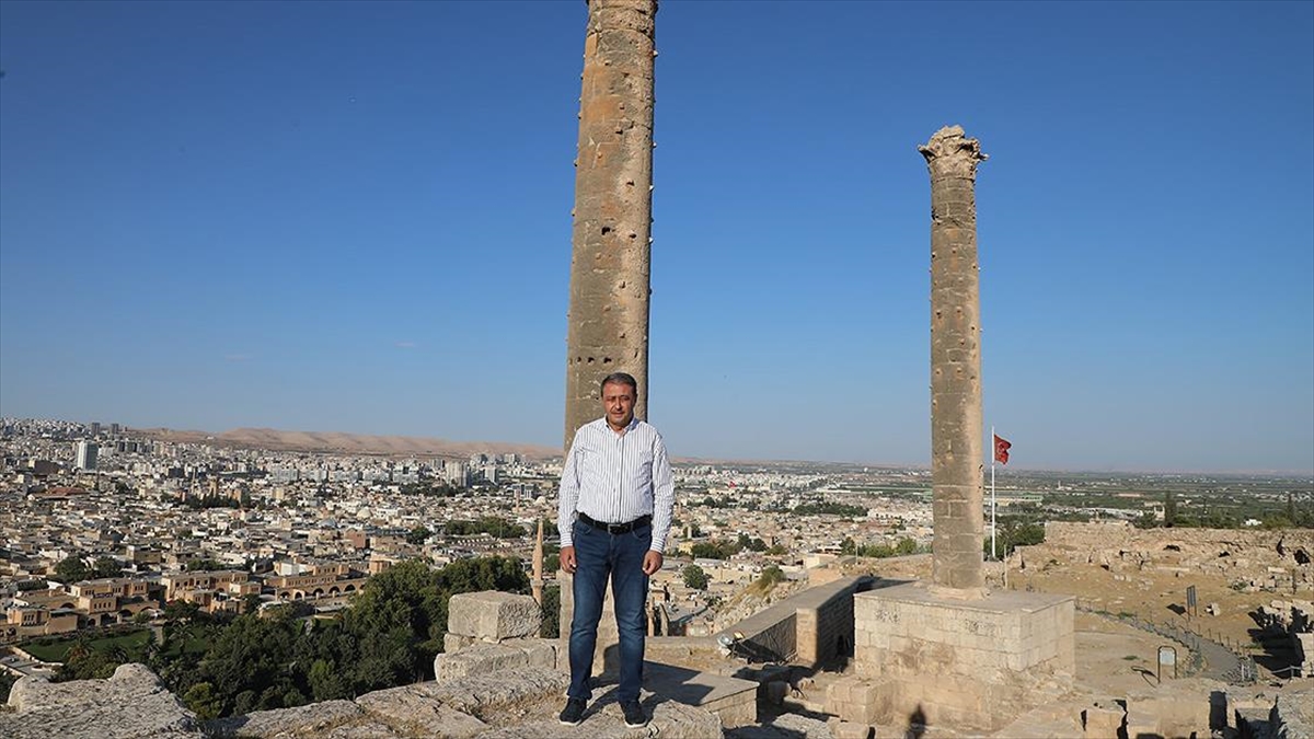 Şanlıurfa Valisi Hasan Şıldak, kentin simgesi Balıklıgöl Yerleşkesi'nin üst kısmında