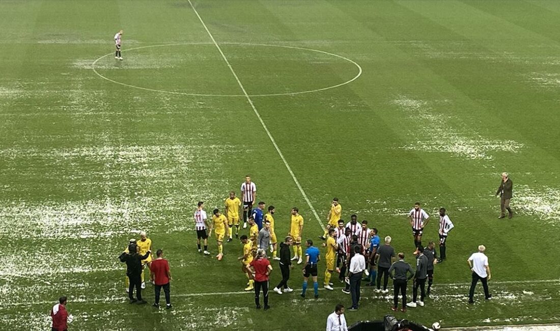 Trendyol Süper Lig'in 4. haftasındaki Yılport Samsunspor-İstanbulspor maçı, sağanak nedeniyle