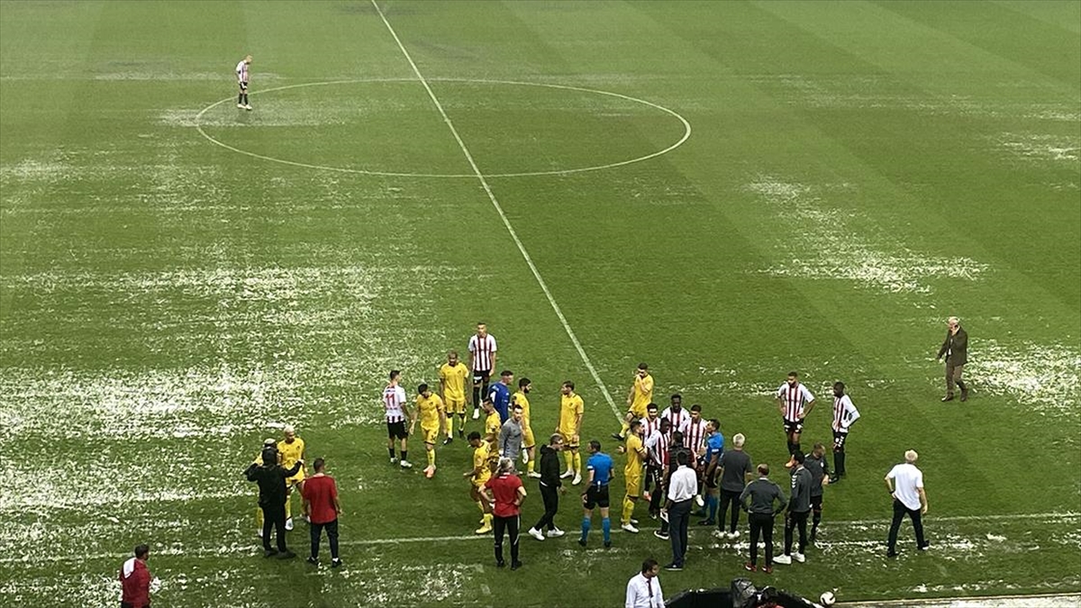 Trendyol Süper Lig'in 4. haftasındaki Yılport Samsunspor-İstanbulspor maçı, sağanak nedeniyle