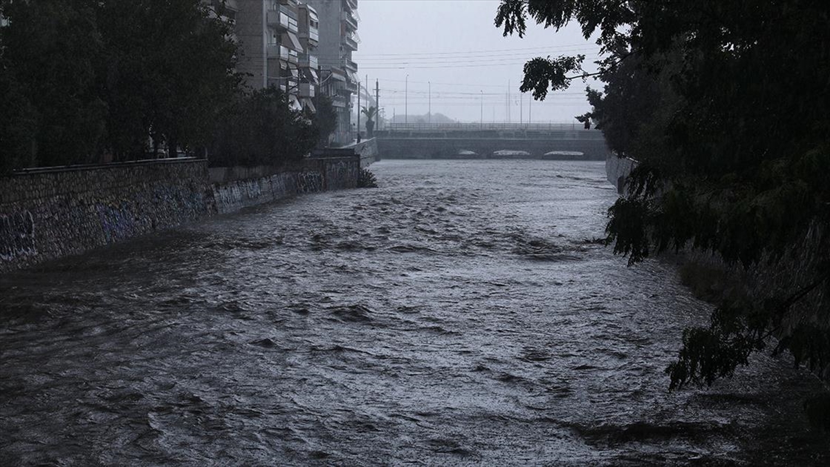 Yunanistan'da etkili olan sağanak sonrası sel ve ani su baskınları