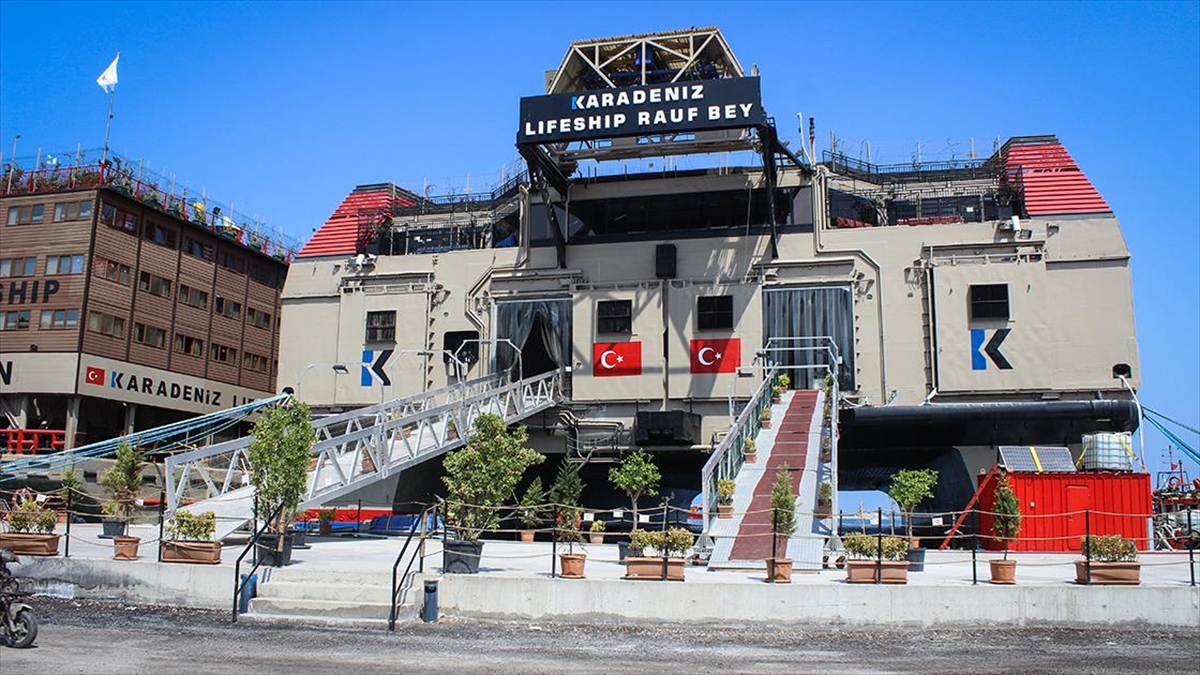 "Asrın felaketi"nin ardından İskenderun ilçesinde demirleyen Karadeniz Lifeship Rauf Bey