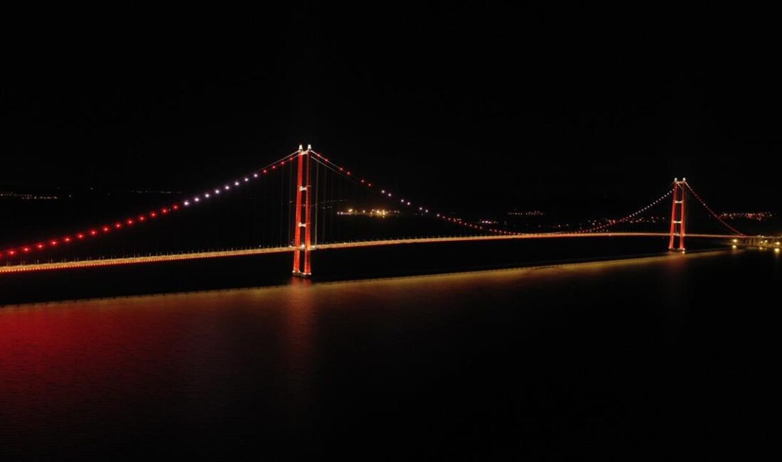 Cumhuriyet'in 100. yılı dolayısıyla kırmızı-beyaz renkle ışıklandırılan 1915 Çanakkale Köprüsü,