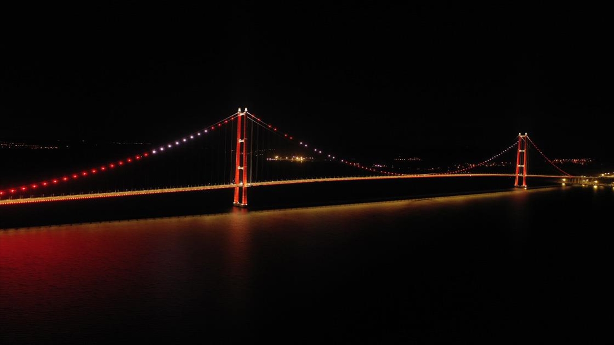Cumhuriyet'in 100. yılı dolayısıyla kırmızı-beyaz renkle ışıklandırılan 1915 Çanakkale Köprüsü,
