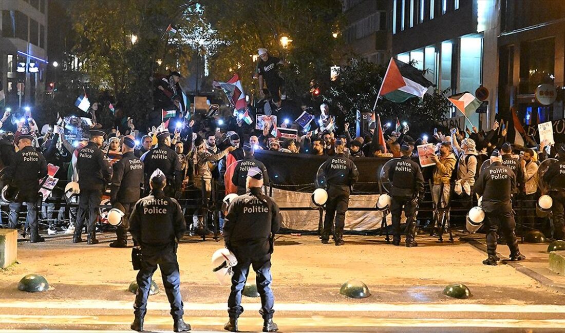 Avrupa Birliği (AB) Liderler Zirvesi'nin düzenlendiği Brüksel'de Filistinlilere destek için