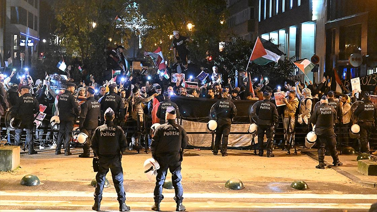 Avrupa Birliği (AB) Liderler Zirvesi'nin düzenlendiği Brüksel'de Filistinlilere destek için