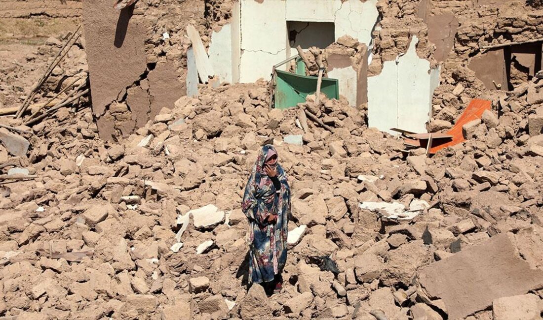 Afganistan'da Herat vilayetinde depremzedeler, bir yandan yas tutuyor bir yandan