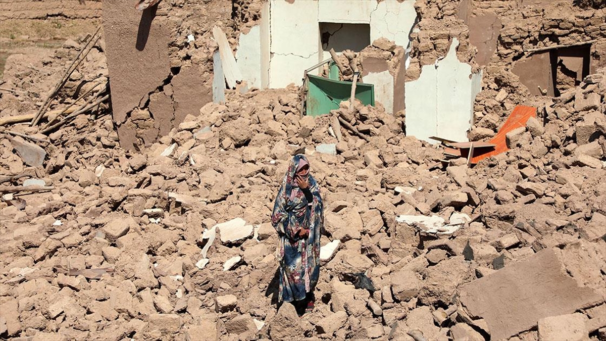 Afganistan'da Herat vilayetinde depremzedeler, bir yandan yas tutuyor bir yandan