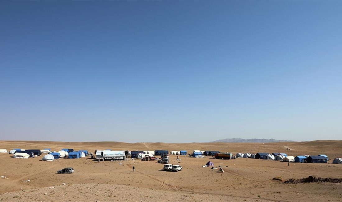 Afganistan'ın Herat vilayetinde şiddetli depremlerin vurduğu köylerde acil yardım bekleyen
