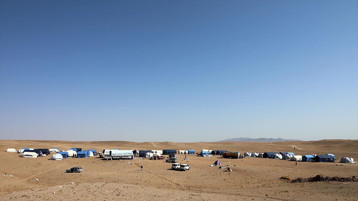 Afganistan'ın Herat vilayetinde şiddetli depremlerin vurduğu köylerde acil yardım bekleyen