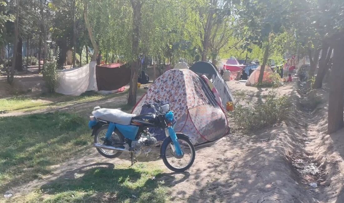 Afganistan'da depremlerin etkilediği Herat vilayetinin sakinleri, deprem korkusuyla park ve