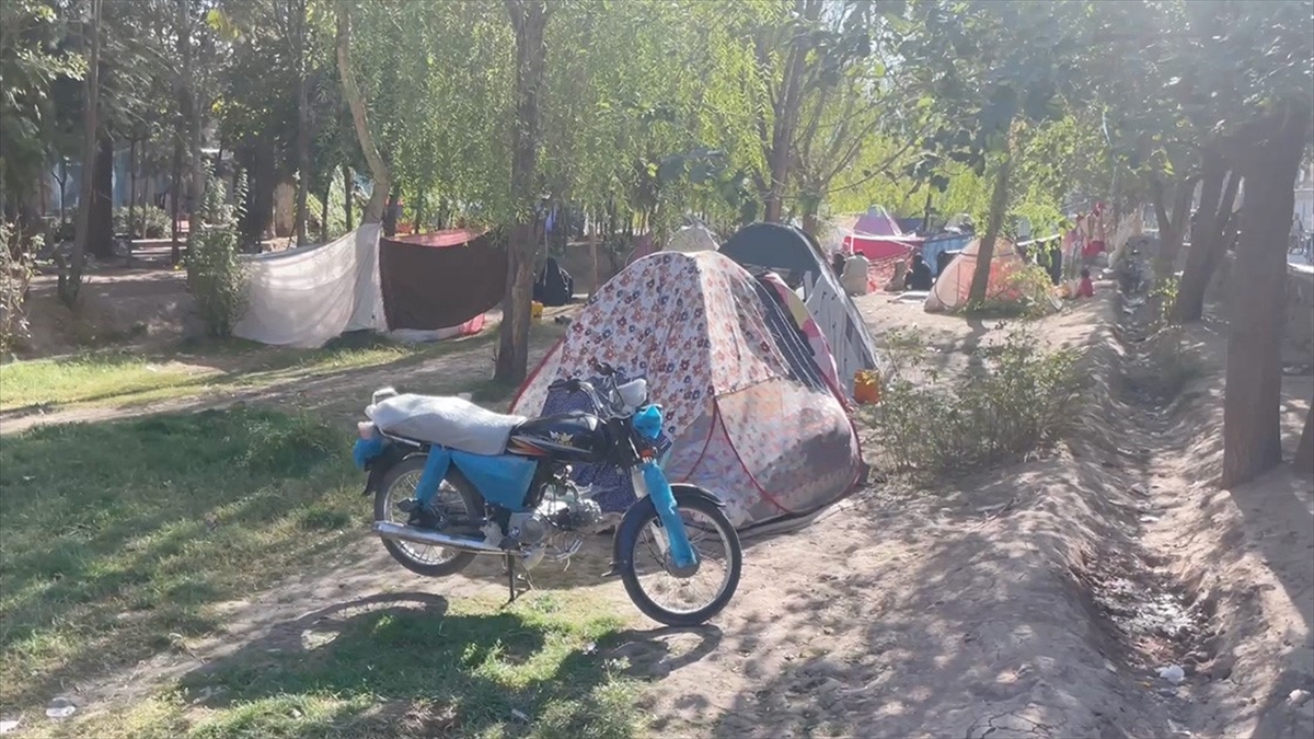 Afganistan'da depremlerin etkilediği Herat vilayetinin sakinleri, deprem korkusuyla park ve