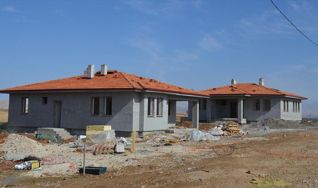 Kahramanmaraş'ın Afşin ilçesinde, depremlerin ardından yapımına başlanan 328 köy evinin