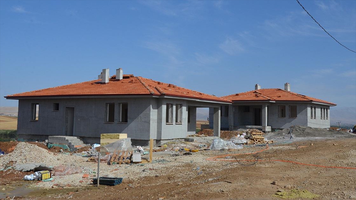 Kahramanmaraş'ın Afşin ilçesinde, depremlerin ardından yapımına başlanan 328 köy evinin