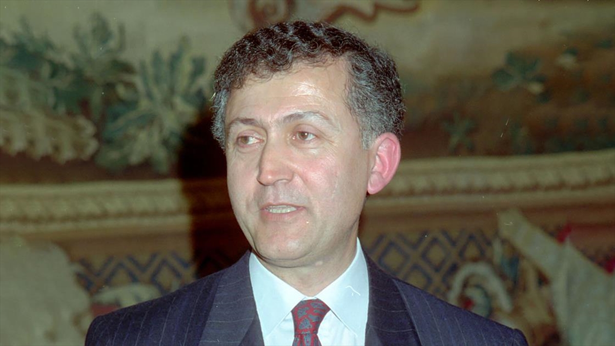 Eski Kültür Bakanlarından, siyaset bilimci ve yazar Prof. Dr. Ahmet