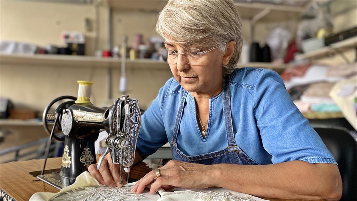 Halk eğitimi kursunda öğrendiği el işçiliğini 43 yıldır sürdüren esnaf