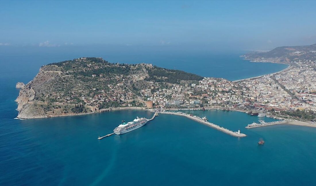Antalya'nın Alanya ilçesinde kruvaziyer turizmindeki artış beklentisi turizmcilerin yüzünü güldürdü.