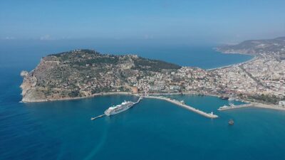 Antalya'nın Alanya ilçesinde kruvaziyer turizmindeki artış beklentisi turizmcilerin yüzünü güldürdü.