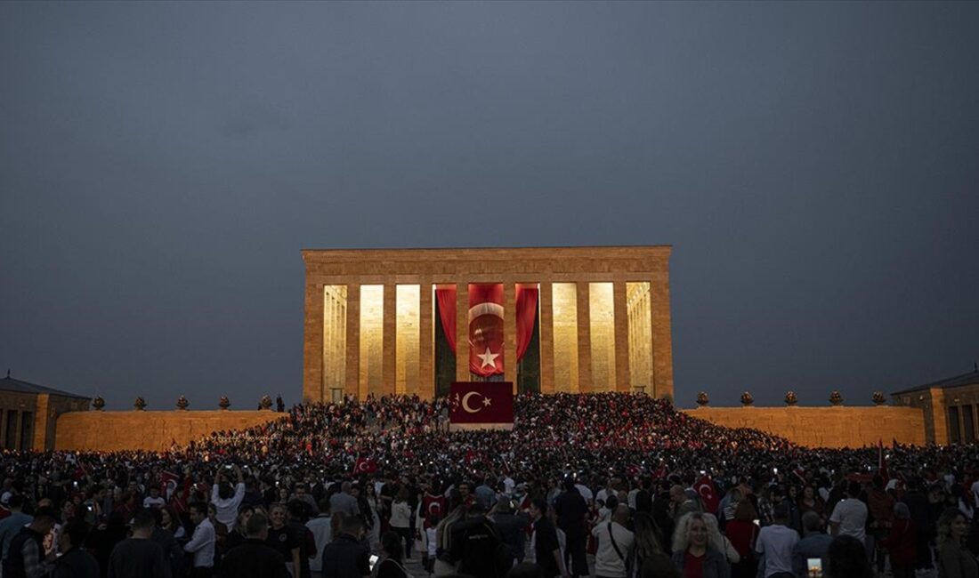 Anıtkabir, Cumhuriyetin 100. yıl dönümü dolayısıyla 7'den 70'e binlerce ziyaretçiyi