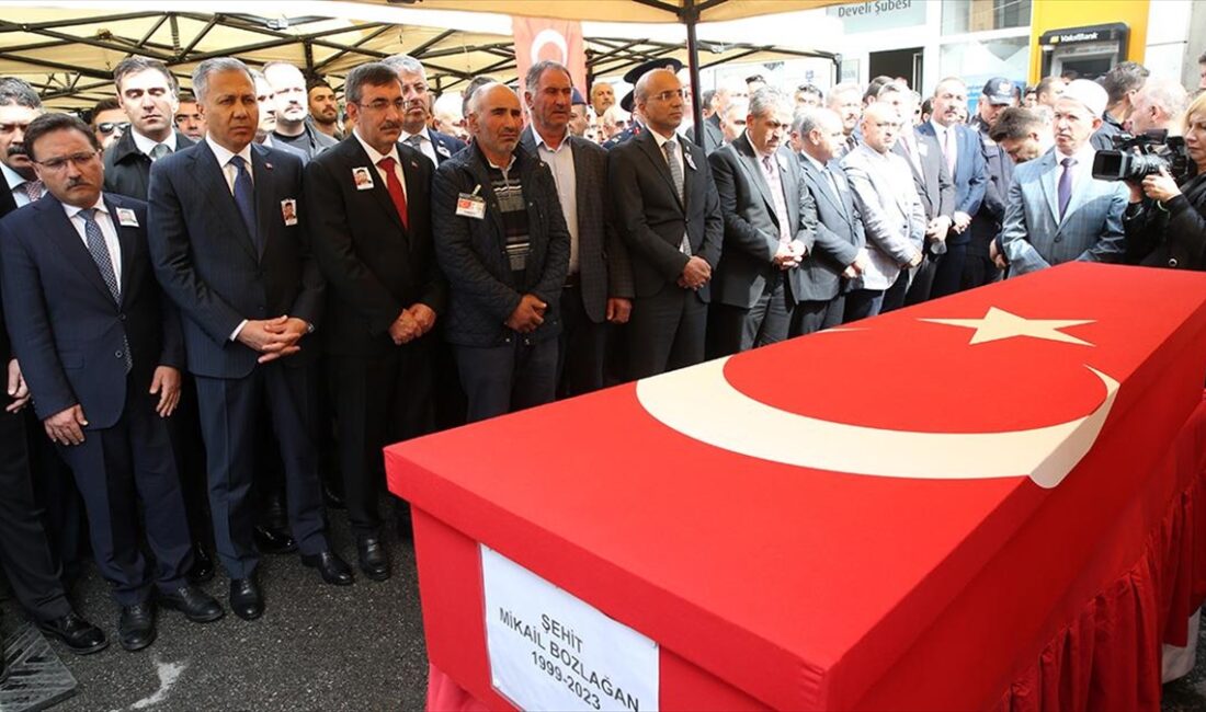 İçişleri Bakanlığı Emniyet Genel Müdürlüğü giriş kapısı önüne hafif ticari