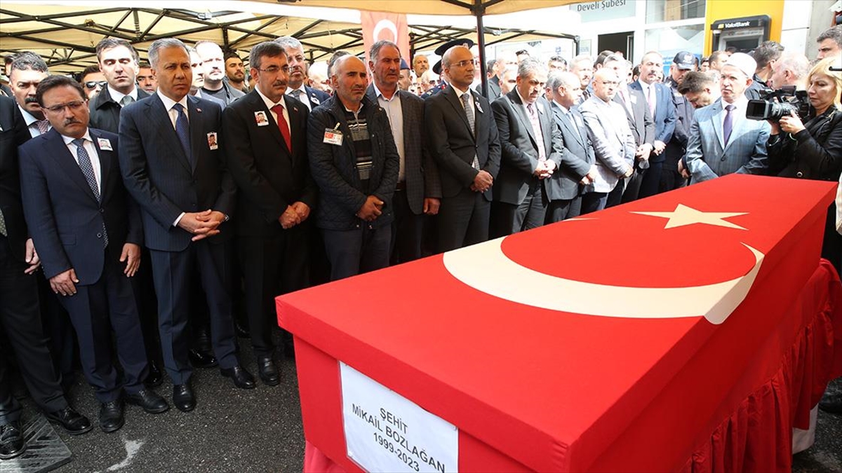 İçişleri Bakanlığı Emniyet Genel Müdürlüğü giriş kapısı önüne hafif ticari