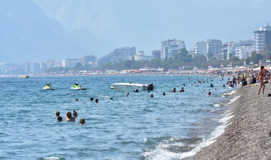 ANTALYA (AA) – Güneşli havanın etkisini yitirmediği Antalya'da, sahillerde yoğunluk