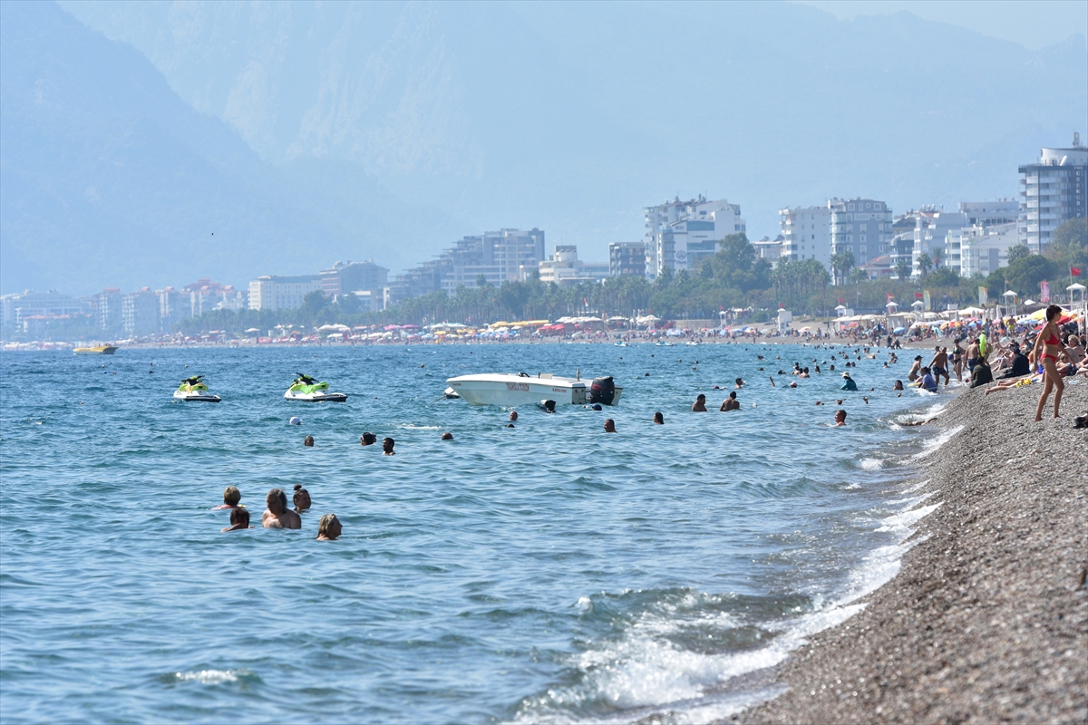 Antalya sahillerinde yoğunluk sürüyor
