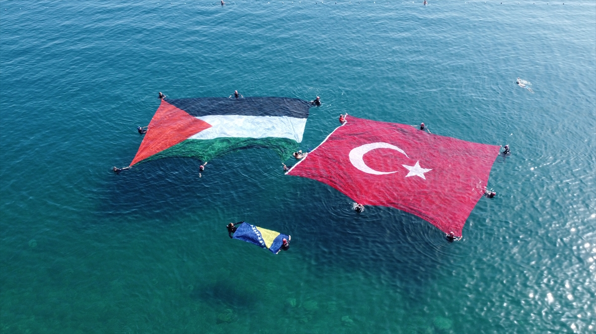 Antalya'da arama kurtarma ekipleri denizde Türk ve Filistin bayrakları açtı