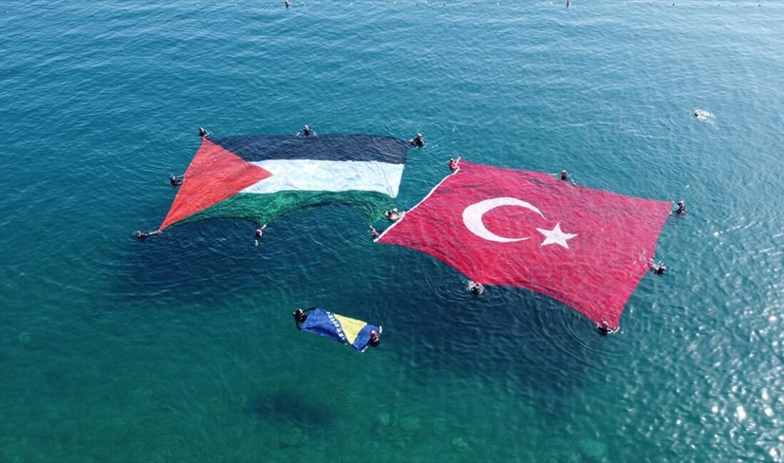 ANTALYA (AA) – Konyaaltı Plajı’nda eğitim çalışmaları gerçekleştiren İnsan Hak
