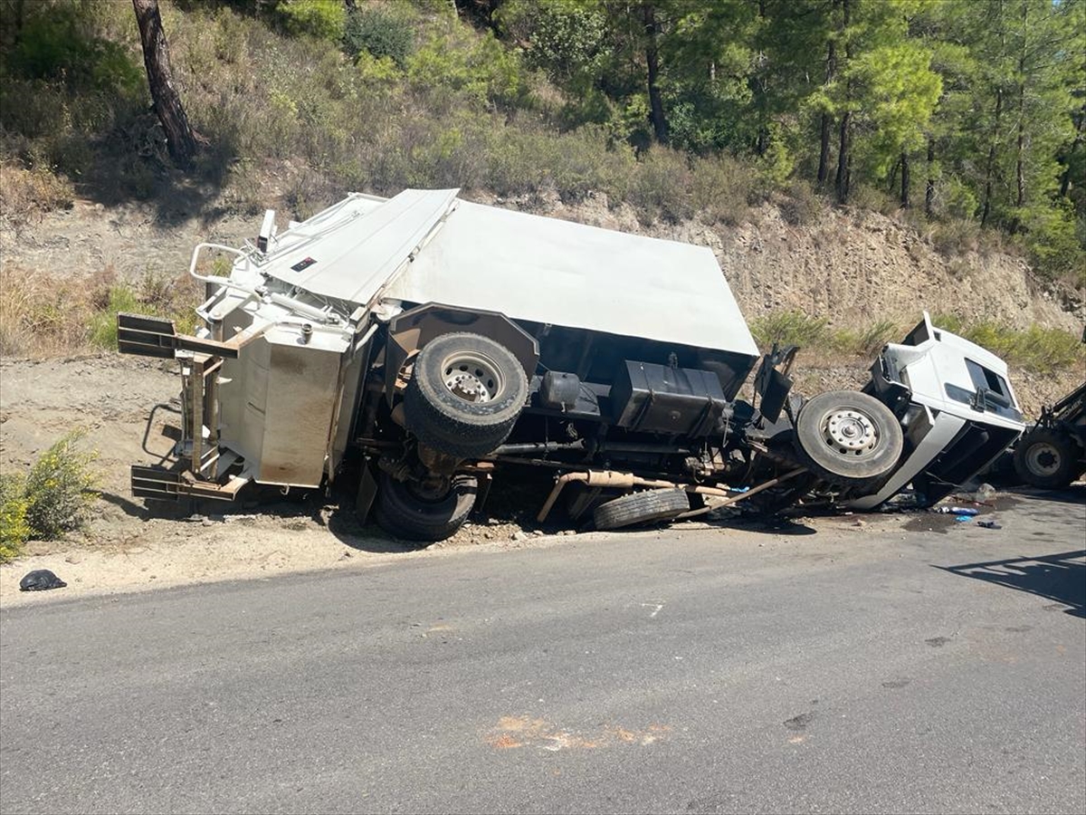 ANTALYA (AA) – Antalya'nın Alanya ilçesinde çöp kamyonunun devrilmesi sonucu