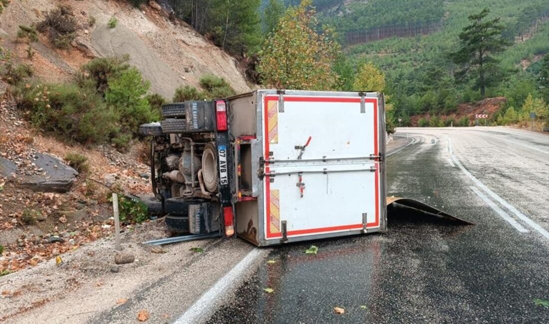 ANTALYA (AA) – Antalya'da kamyonetin devrilmesi sonucu 3 kişi yaralandı.
