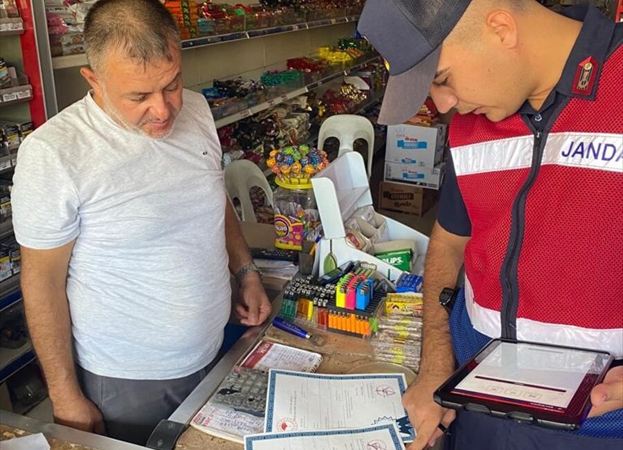 ANTALYA (AA) – Antalya'da jandarma ekiplerinin denetimlerinde kaçak sigara, tütün