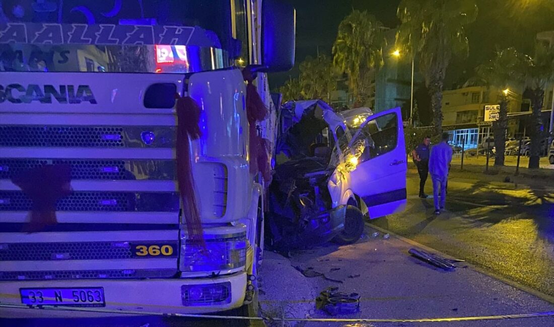 ANTALYA (AA) – Antalya'nın Serik ilçesinde tur minibüsünün park halindeki