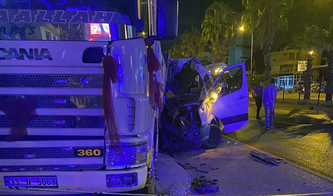 Antalya'nın Serik ilçesinde tur minibüsünün park halindeki kamyona çarpması sonucu