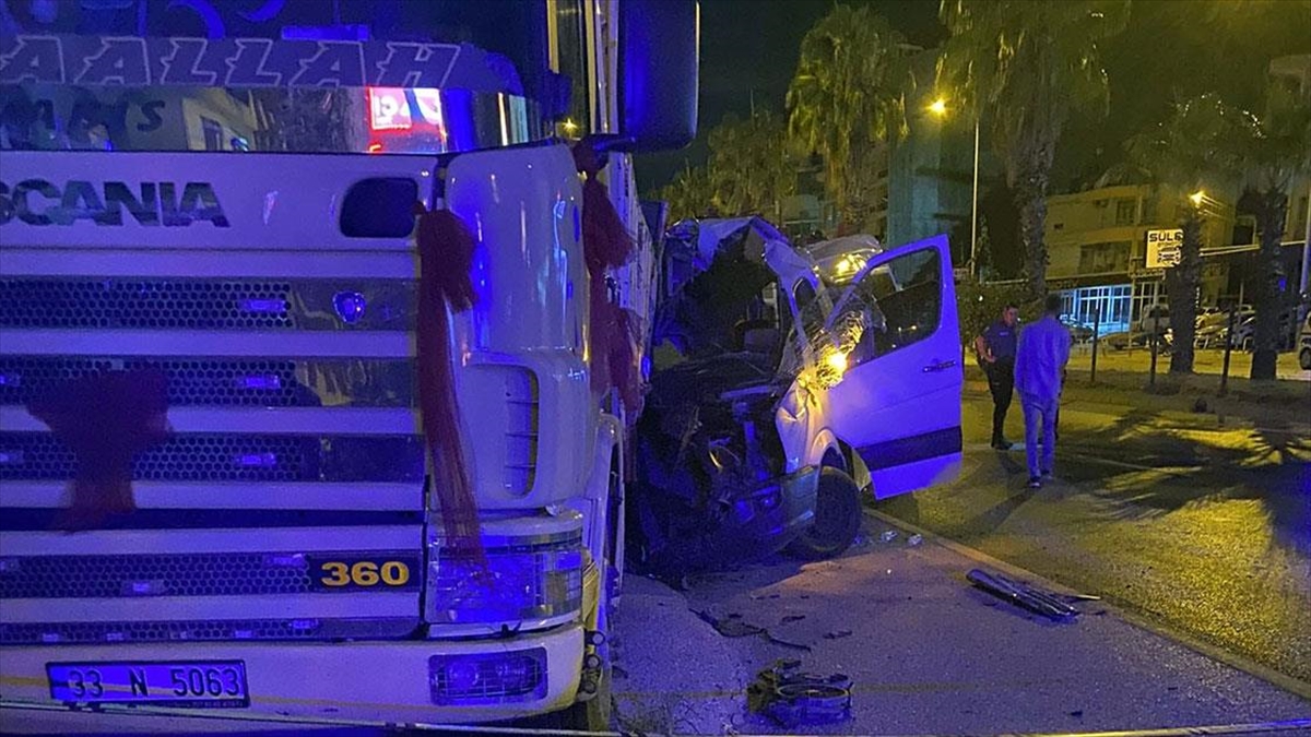 Antalya'nın Serik ilçesinde tur minibüsünün park halindeki kamyona çarpması sonucu