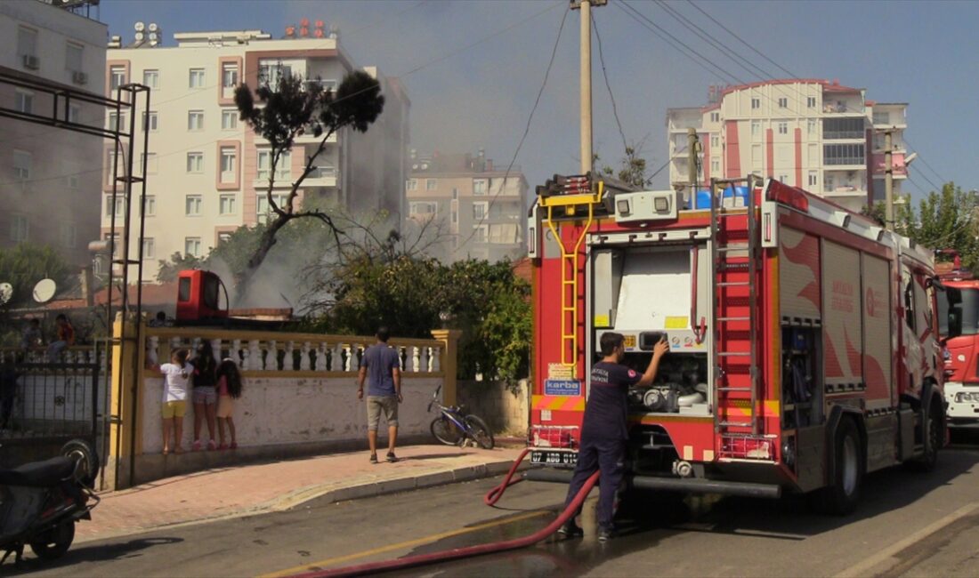 ANTALYA (AA) – Antalya'nın Kepez ilçesinde tekstil malzemelerinin depolandığı müstakil
