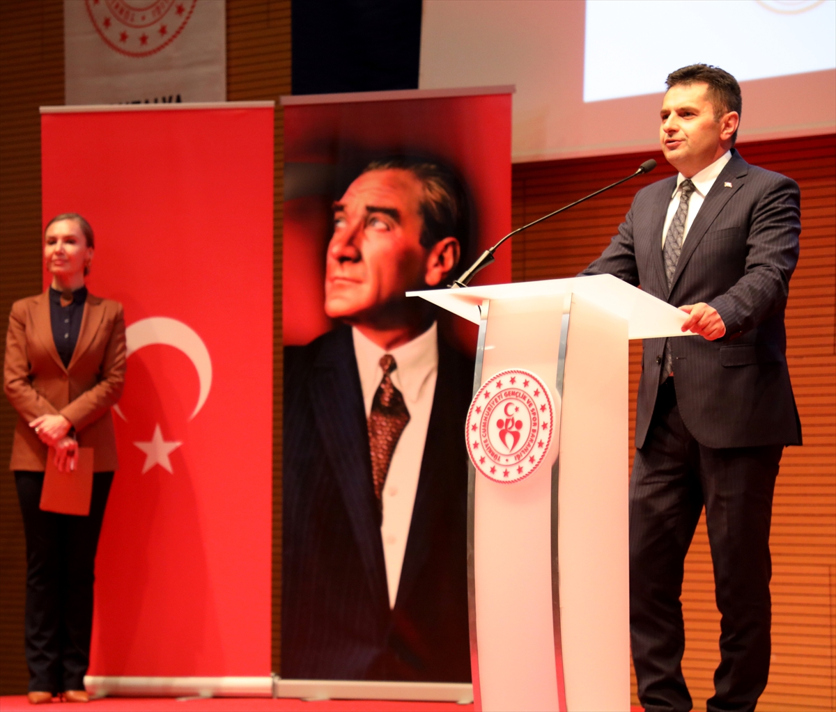 ANTALYA (AA) – Antalya Valisi Hulusi Şahin, çocukların mutlaka sporu